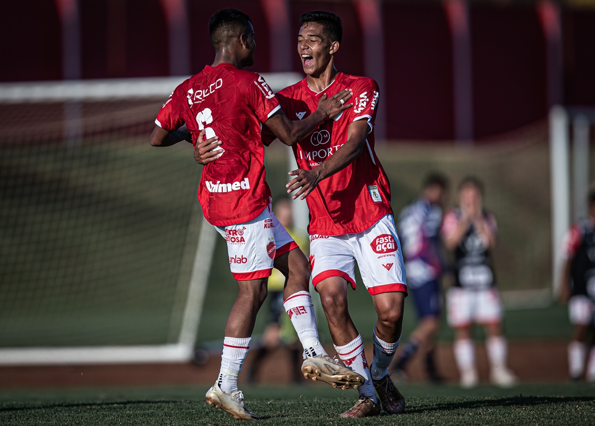 Vitor Graziani (frente) comemora gol pelo Vila Nova