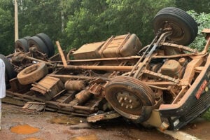 Caminhoneiro fica ferido após carreta carregada de gado tombar em Jataí