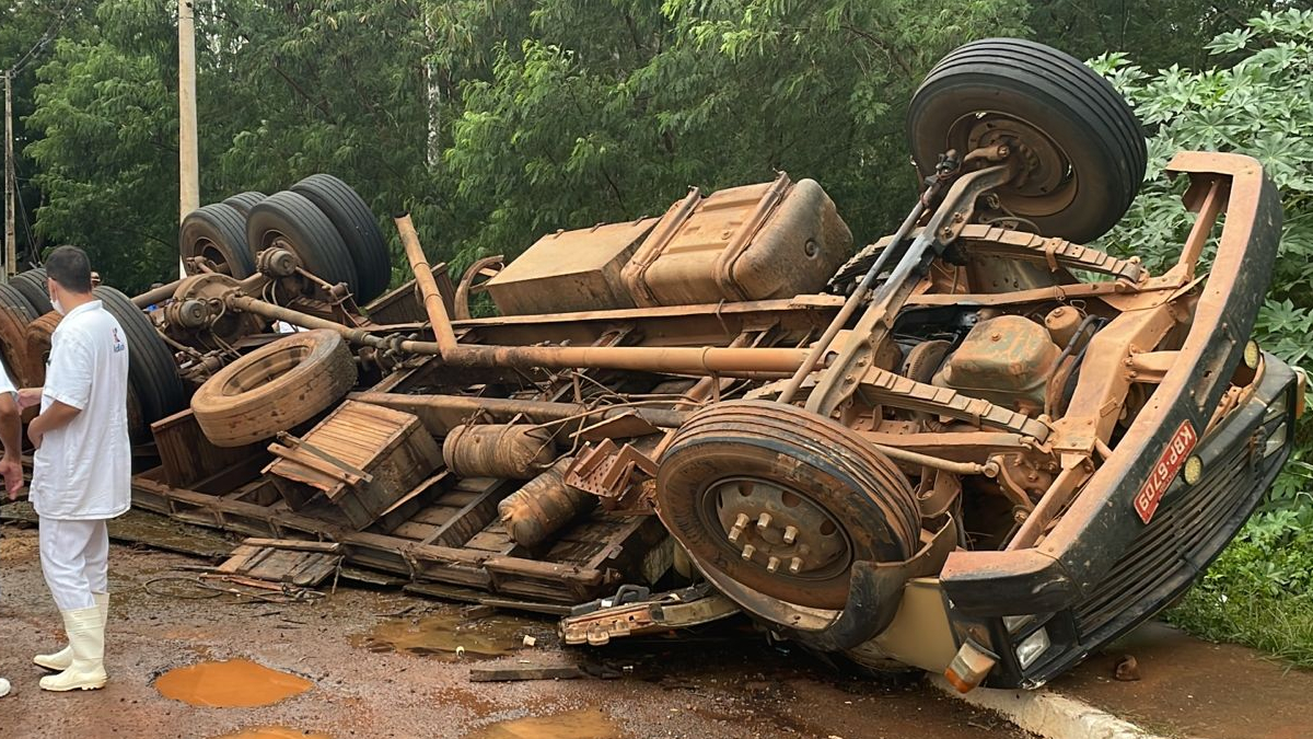 Caminhoneiro fica ferido após carreta carregada de gado tombar em Jataí