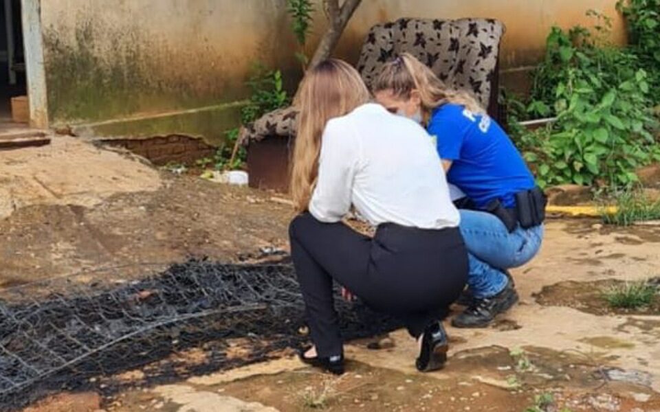 Moradora de rua vai para UTI após ter corpo queimado em explosão de álcool para cozinhar