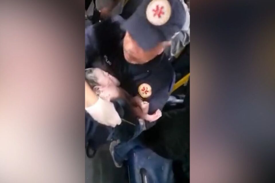 Mulher dá à luz em ônibus e se desculpa por 'atrasar' viagem no Rio de Janeiro - (Foto: Reprodução)