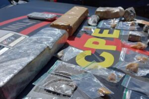 Ilícitos apreendidos pela PM no Jardim Nova Alexandrina (Foto: Divulgação/CPE)