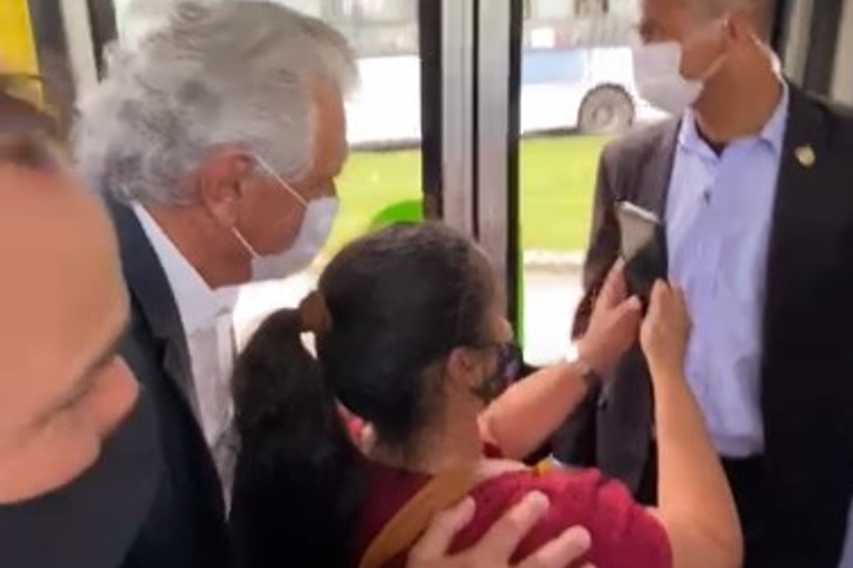 Caiado lança ônibus elétrico no eixo Anhanguera e participa de 1ª viagem