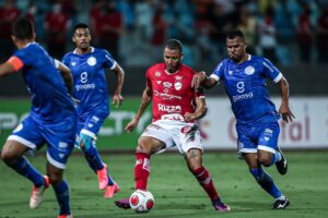 Clayton tenta sair da marcação dos jogadores do Goiatuba