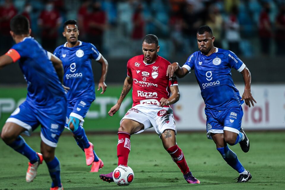 Clayton tenta sair da marcação dos jogadores do Goiatuba