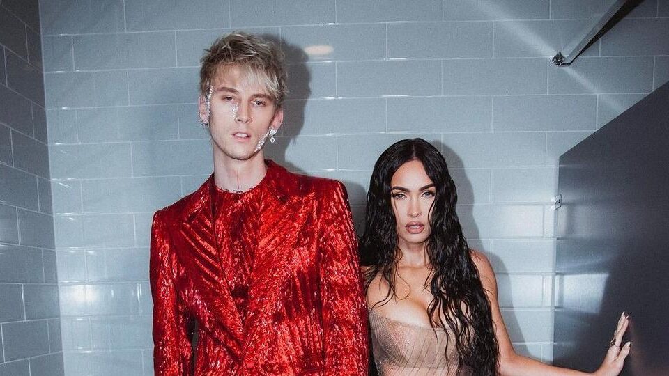 Megan Fox sangue Machine Gun Kelly Atriz garante que casal tem costume apenas para rituais. Megan Fox diz que bebe sangue de Machine Gun Kelly de vez em quando