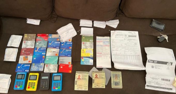 Itens foram apreendidos na casa do estelionatário. (Foto: Divulgação/PM)