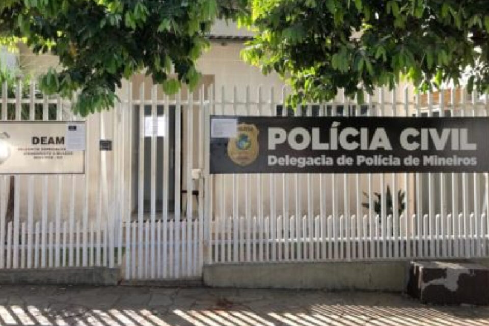Ladrão agride mulher por ela não ter celular para entregar durante assalto, em Morrinhos