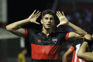 Atacante Pedro Raul, no Atlético Goianiense