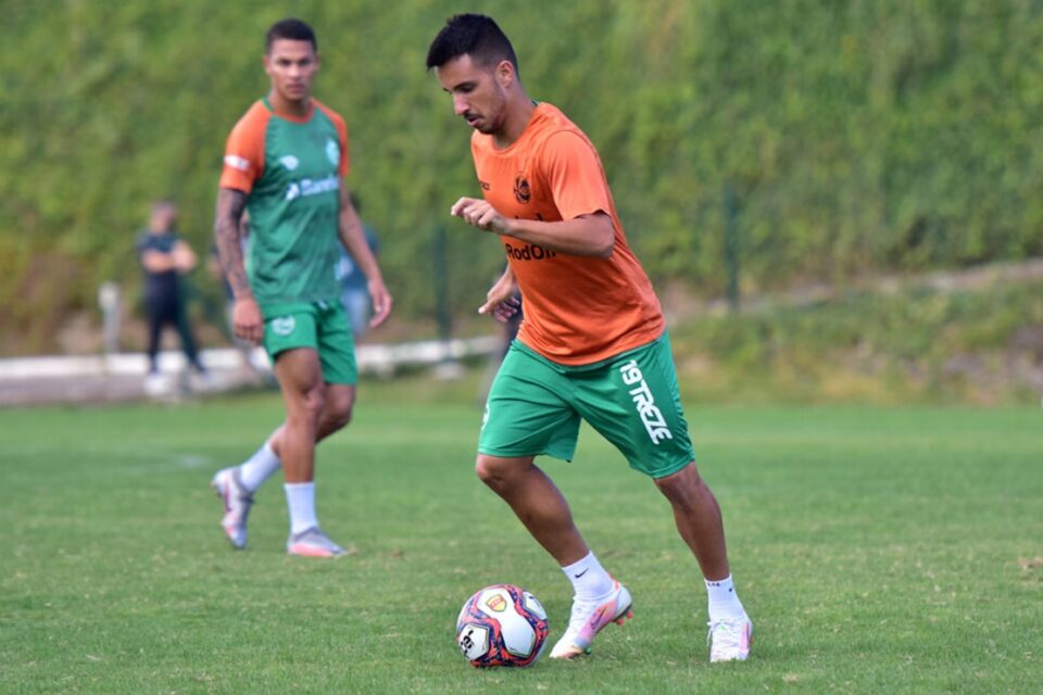 Matheuzinho durante treino no Juventude