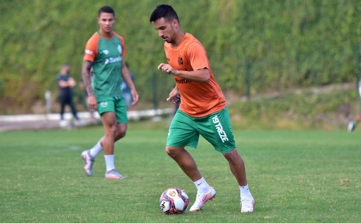 Matheuzinho durante treino no Juventude