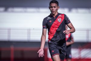 Volante Isaac, do Atlético Goianiense