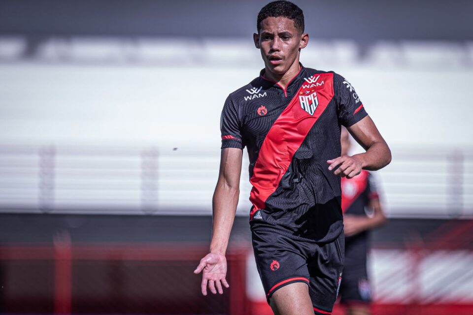 Volante Isaac, do Atlético Goianiense