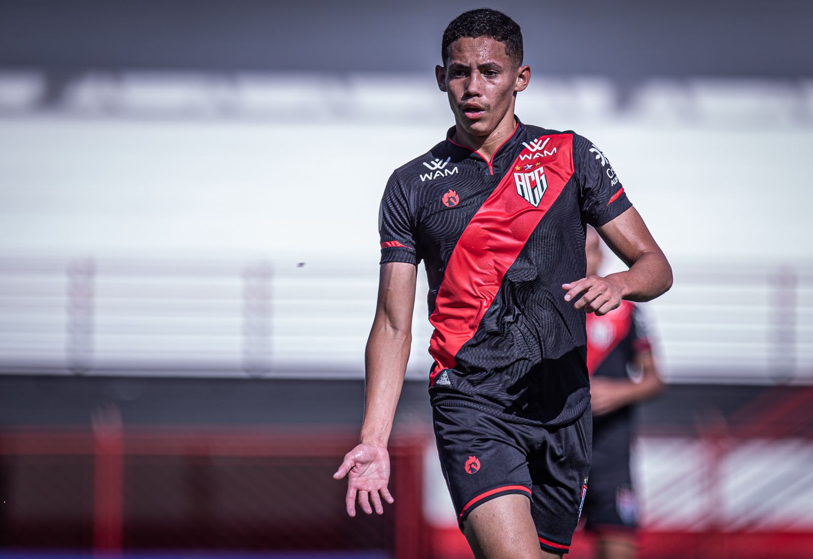 Volante Isaac, do Atlético Goianiense