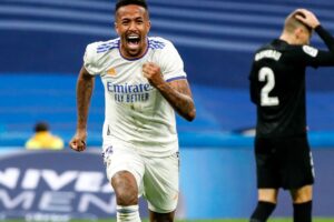 Eder Militão comemorando gol