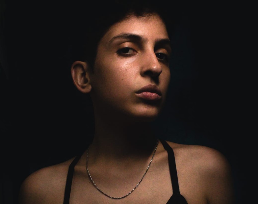 Mellinda se apresenta durante evento Luau Marginal, com show em Goiânia e palco aberto ao público