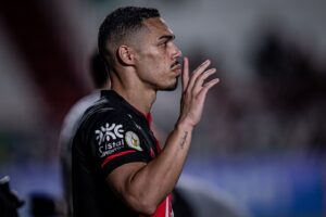 Zagueiro Éder, no Atlético Goianiense