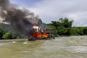 Polícia queima balsas e prende oito suspeitos de garimpo ilegal em Pires do Rio