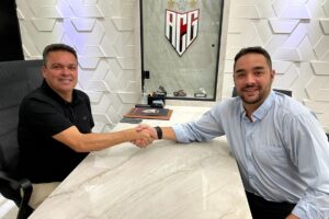 Adson Batista (preto) fecha contrato com Diretor da Amuleto Bet