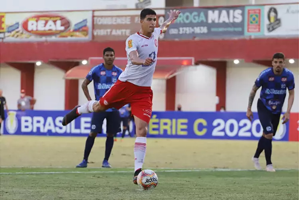 Rubens em cobrança de pênalti pela Tombense