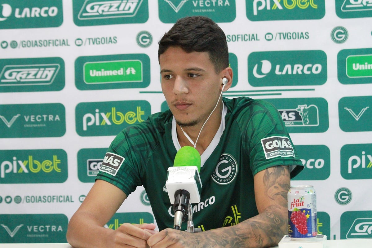 Zagueiro Caetano em apresentação no Goiás