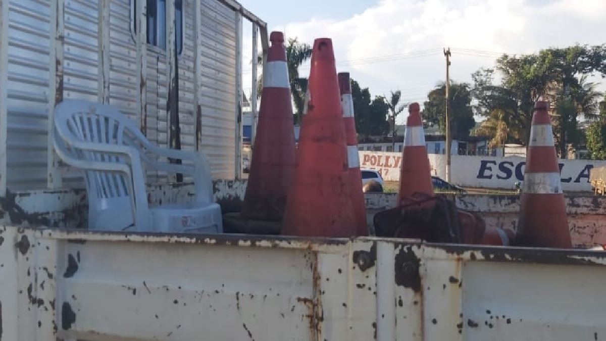 A vítima, que estava na carroceria para organizar os cones recolhidos, se desequilibrou e caiu