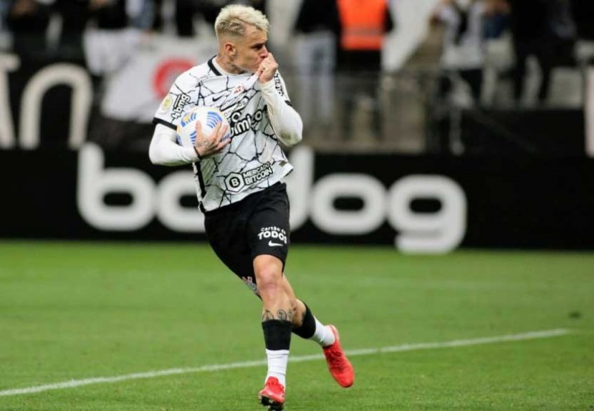 Roger Guedes comemora gol com a camisa do Corinthians