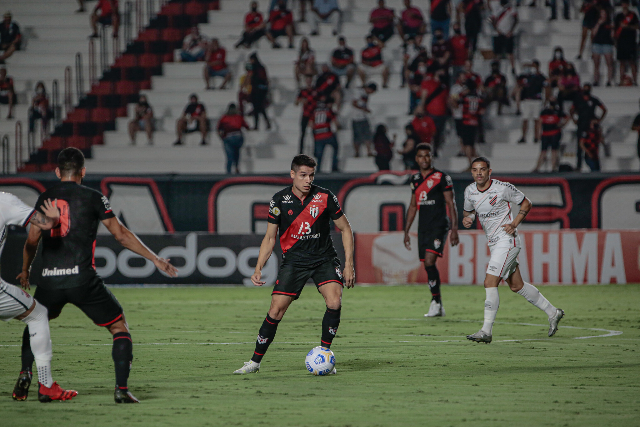 Matheus Barbosa jogando no Atlético Goianiense