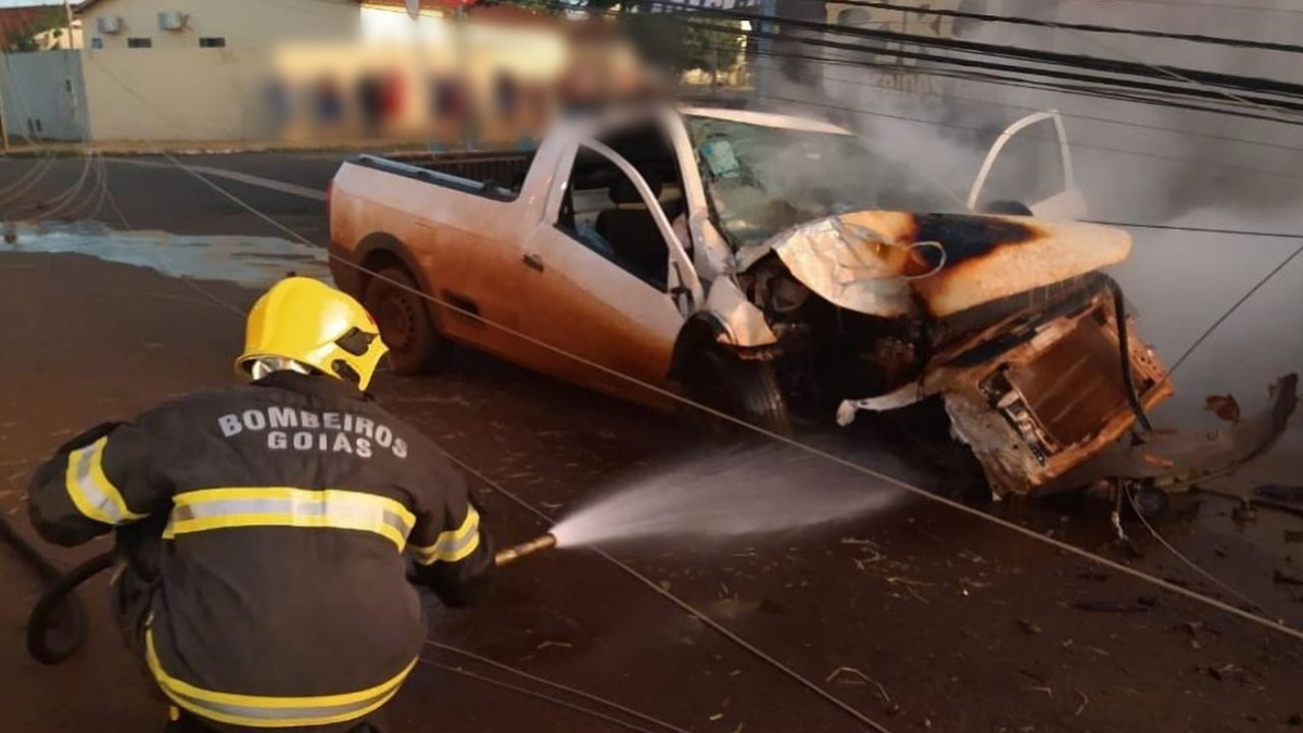 Carro pega fogo após colidir contra poste, em Rio Verde (Foto: Divulgação - Bombeiros)