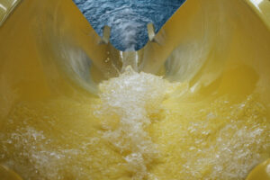 O Corpo de Bombeiros de Goiás emitiu um alerta sobre visitas em parque aquáticos e o uso de toboáguas de modo geral. A recomendação aconteceu logo após um acidente ocorrido no último domingo (10), em que um garoto de apenas 8 anos de idade morreu por ter caído de um toboágua de cerca de 10 metros de altura, no parque DiRoma Splash, em Caldas Novas. O brinquedo, no entanto, não estava disponível para uso.