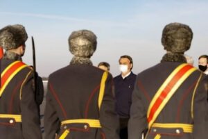 Deposição de flores é parte do protocolo russo. Bolsonaro inicia programa em Moscou homenageando soldados comunistas Bolsonaro deixa hotel usando máscara para passeio em Moscou