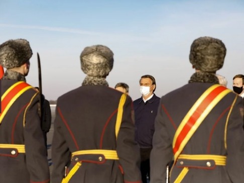 Deposição de flores é parte do protocolo russo. Bolsonaro inicia programa em Moscou homenageando soldados comunistas Bolsonaro deixa hotel usando máscara para passeio em Moscou