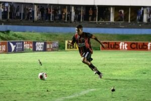 Lateral direito Marlon em jogo pelo Anápolis no Goianão