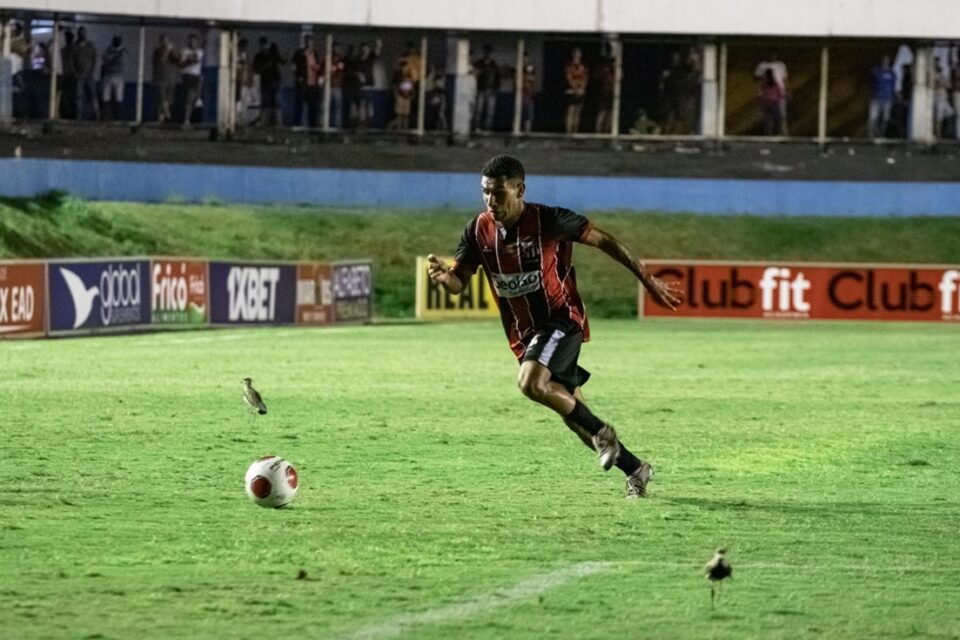Lateral direito Marlon em jogo pelo Anápolis no Goianão