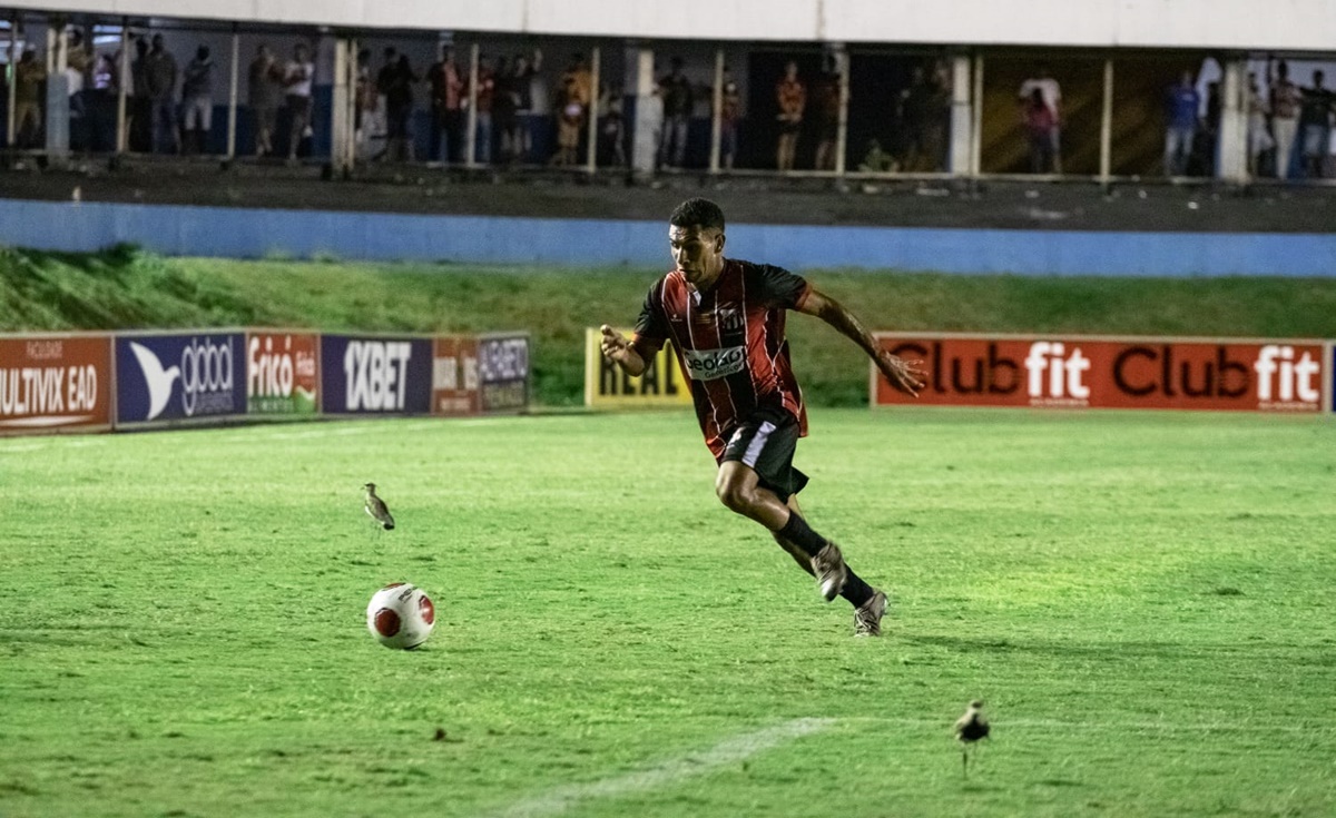 Lateral direito Marlon em jogo pelo Anápolis no Goianão