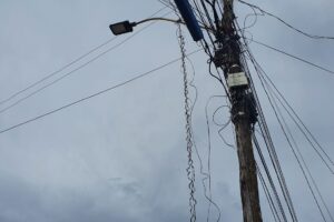 Fios soltos de poste ferem motociclista no bairro São João, em Catalão (Foto: Divulgação)