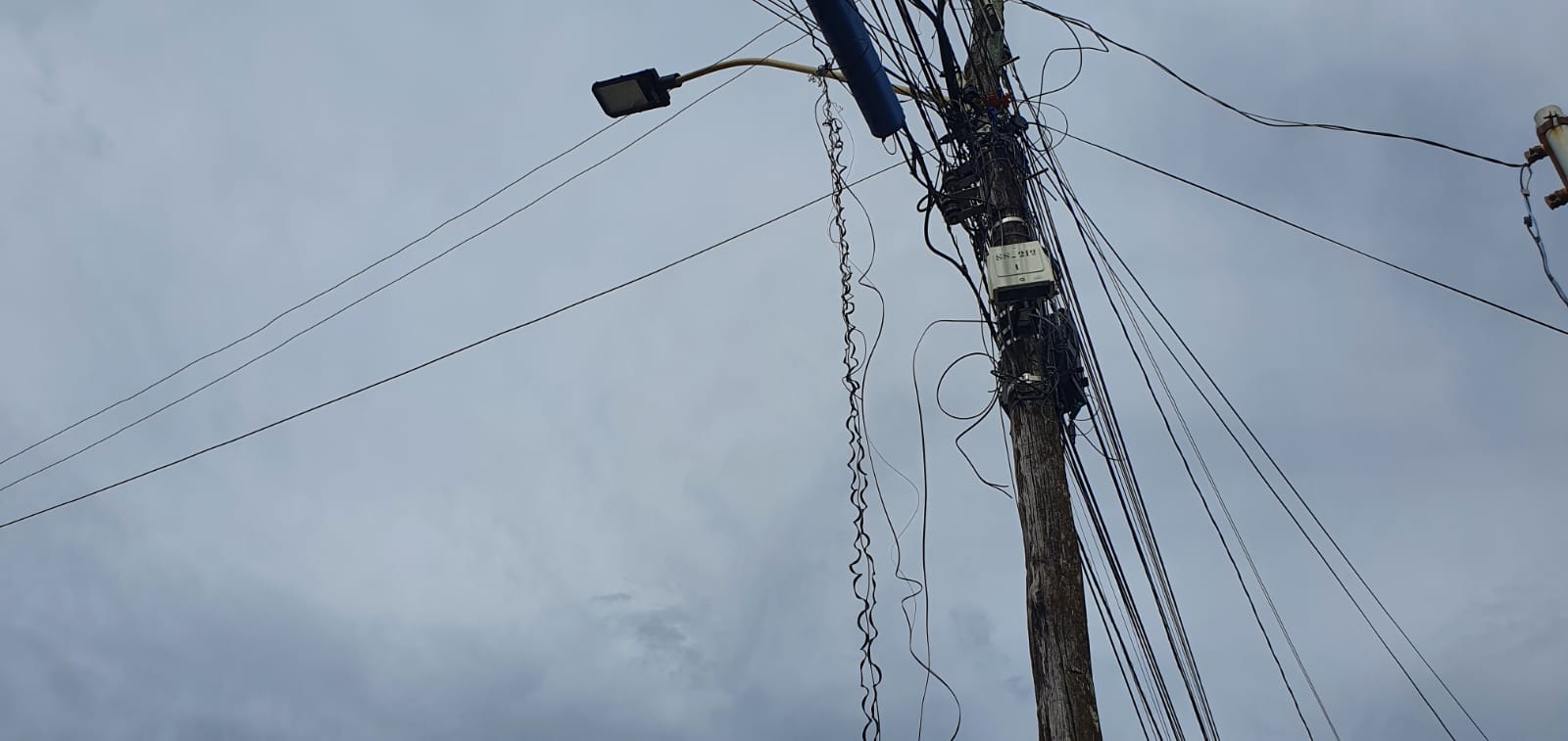 Fios soltos de poste ferem motociclista no bairro São João, em Catalão (Foto: Divulgação)