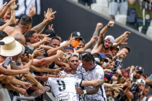 Jogadores do Corinthians comemoram gol com a torcida do clube