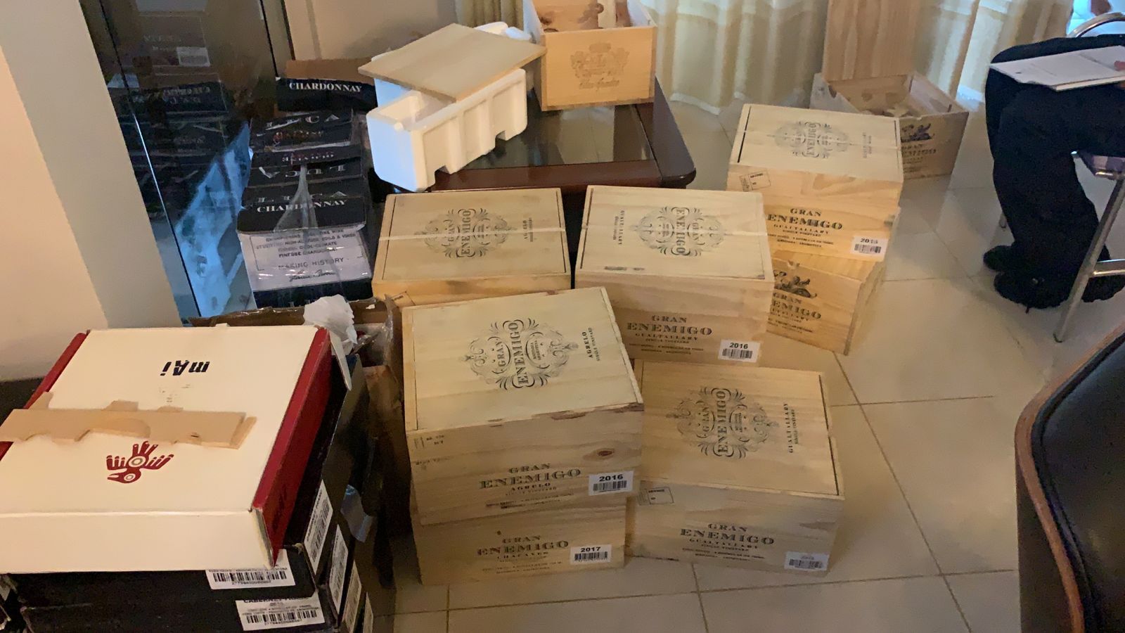 Esquema já movimentou mais de R$ 2 milhões e algumas garrafas de bebidas chegavam a ser comercializadas por R$ 10 mil cada