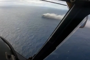 Navio com carros de luxo pega fogo, é abandonado por tripulação e fica à deriva