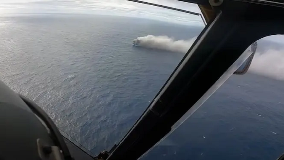 Navio com carros de luxo pega fogo, é abandonado por tripulação e fica à deriva