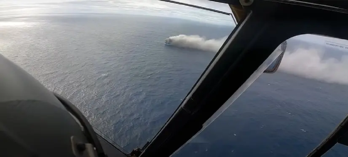 Navio com carros de luxo pega fogo, é abandonado por tripulação e fica à deriva