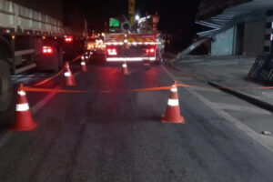 Caminhão derruba poste de energia em cima de loja em Aparecida de Goiânia (Foto: Divulgação - Enel)