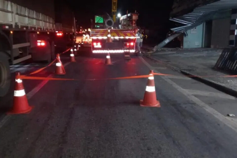 Caminhão derruba poste de energia em cima de loja em Aparecida de Goiânia (Foto: Divulgação - Enel)