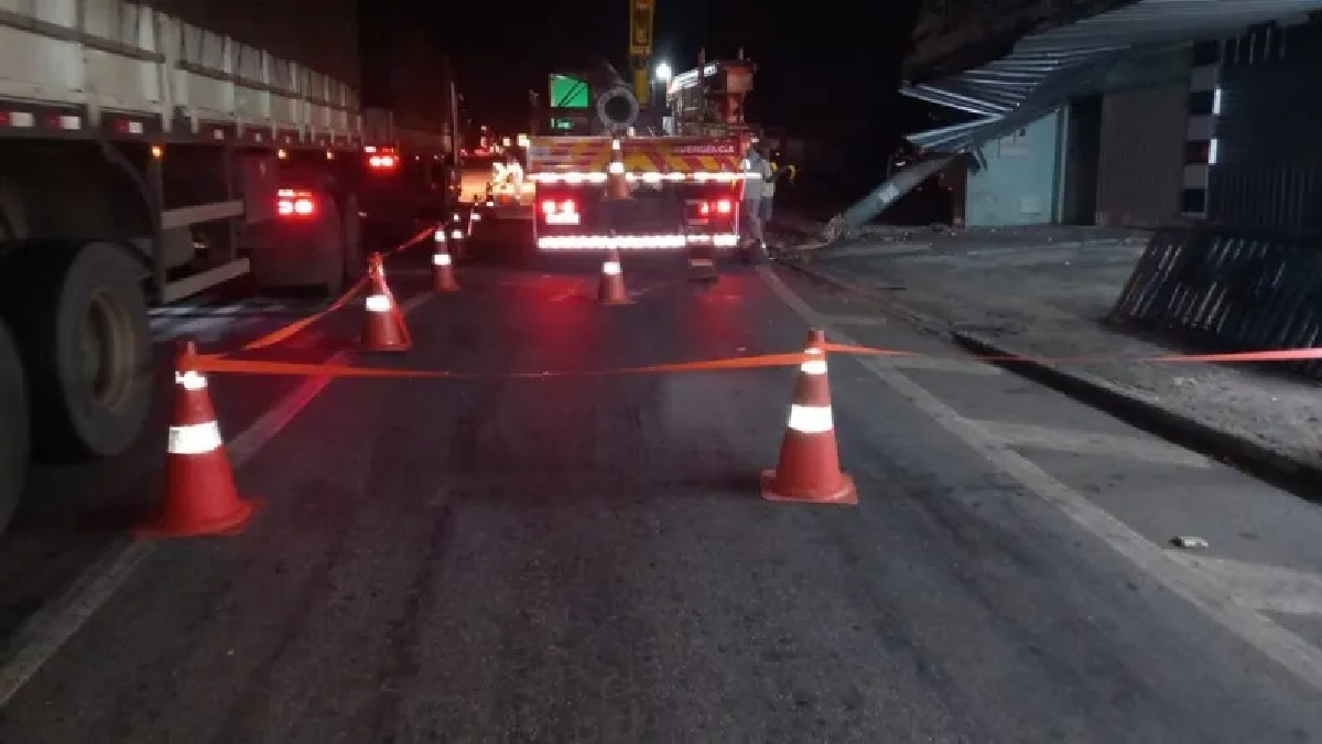 Caminhão derruba poste de energia em cima de loja em Aparecida de Goiânia (Foto: Divulgação - Enel)