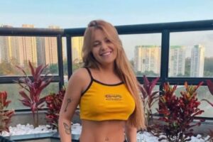 Influencer e ex-BBB posou com várias peças enquanto fazia coreografia. Viih Tube surge dançando de biquíni e detalhe chama atenção; vídeo