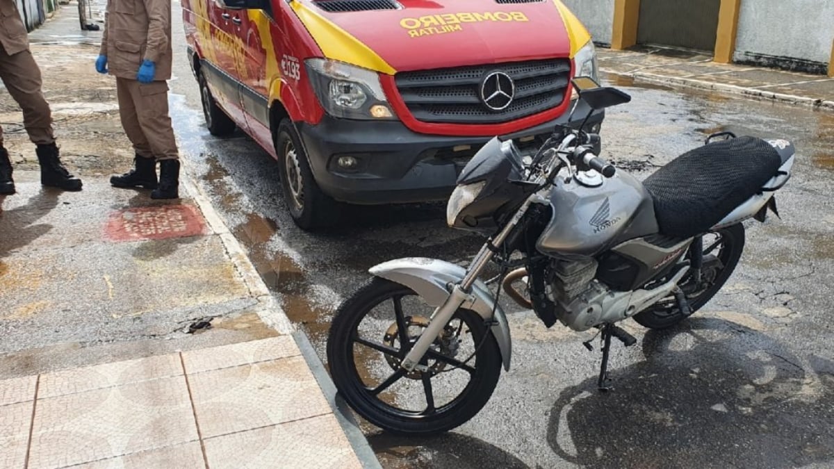 Jovem diz que os fios já estavam baixos e foram rompidos por um caminhão que seguia logo a sua frente