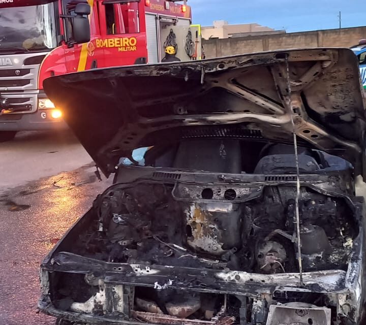 Veículo modelo Elba pega fogo na tarde de domingo (06), em Anápolis. (Foto: Corpo de Bombeiros)