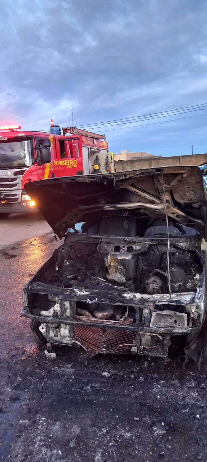 Veículo modelo Elba pega fogo na tarde de domingo (06), em Anápolis. (Foto: Corpo de Bombeiros)