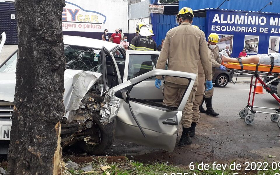 Motorista bate em árvore e fica ferido no Parque Amazônia